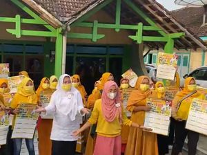 Emak-emak Paguyuban Jamu Gendong Bojonegoro Deklarasi Airlangga Capres 2024 Emak-emak Paguyuban Jamu Gendong Bojonegoro Deklarasi Airlangga Capres 2024