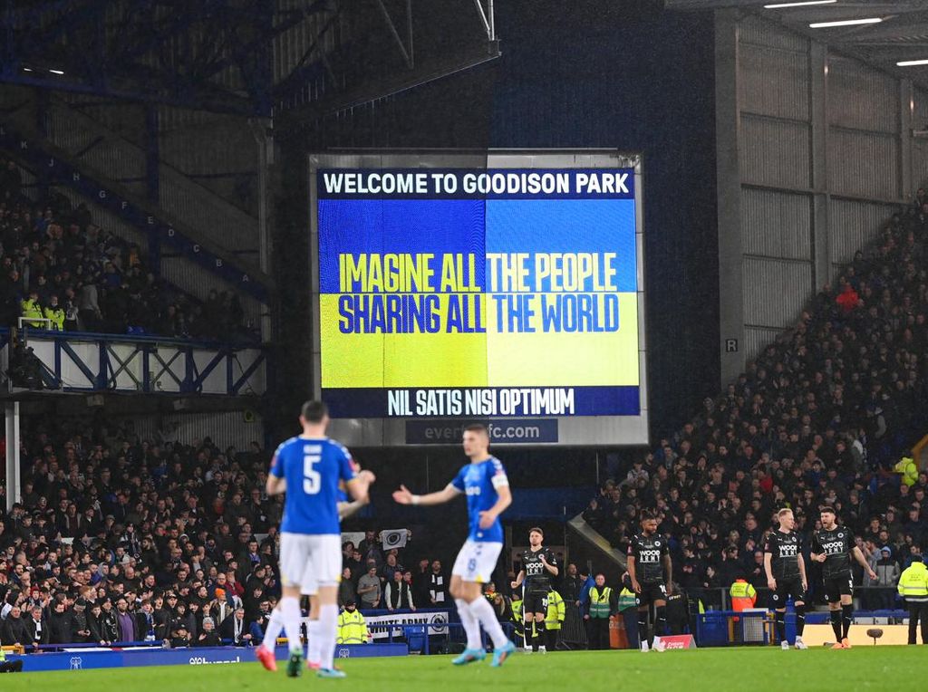 Everton Sebar Pesan Damai John Lennon untuk Ukraina