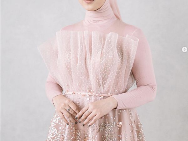 8 Gaya Hijab Istri Doni Salmanan, Dinan Nurfajrina Kini Dinyinyirin Warganet