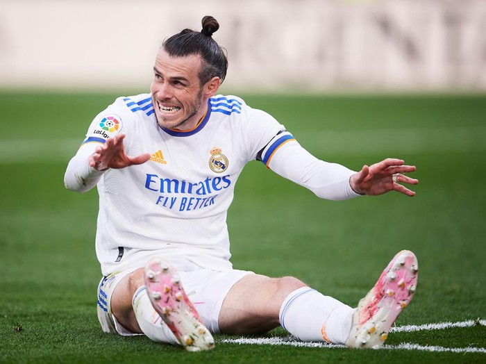 VILLARREAL, SPAIN - FEBRUARY 12:  Gareth Bale of Real Madrid CF reacts during the LaLiga Santander match between Villarreal CF and Real Madrid CF at Estadio de la Ceramica on February 12, 2022 in Villarreal, Spain. (Photo by Aitor Alcalde/Getty Images)