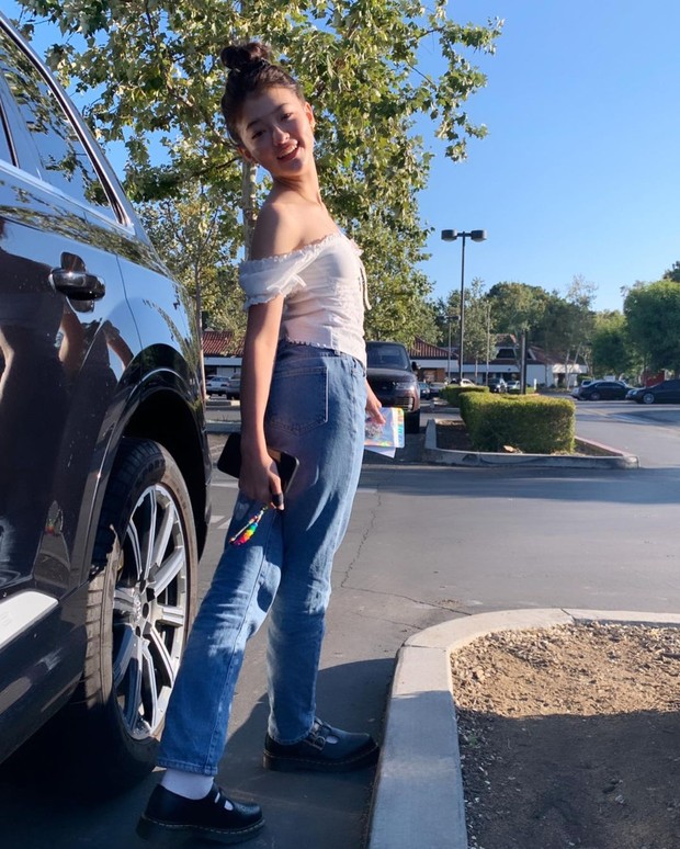 Gaya kasual Ella Gross/instagram.com/ellagross nampak kasual dengan mengenakan top sabrina dan mom jeans dan loafer.