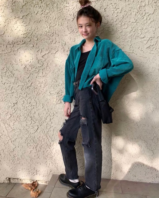 Gaya swag Ella Gross/instagram.com/ellagross Ella Gross dengan outfit swag ripped jeans.