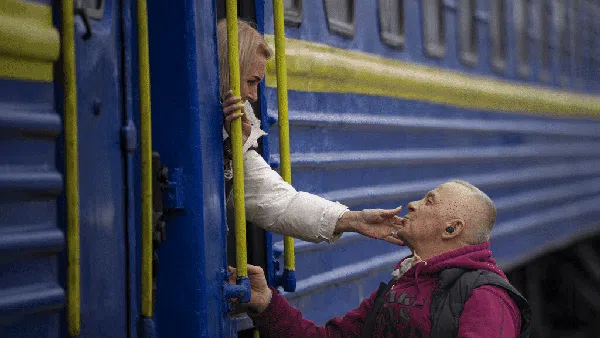 Getir Perpisahan Ribuan Keluarga di Stasiun Kyiv, Ukraina