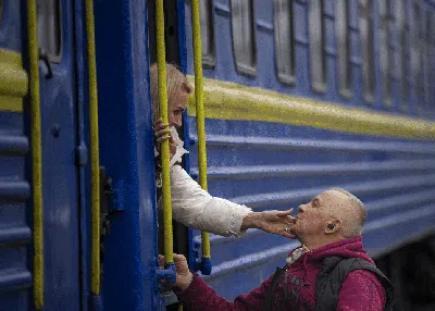 Getir Perpisahan Ribuan Keluarga di Stasiun Kyiv, Ukraina