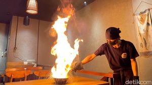 Makan Fire Ramen yang Disembur Api Panas di Meja