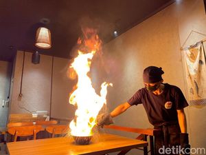 Makan Fire Ramen yang Disembur Api Panas di Meja Makan Fire Ramen yang Disembur Api Panas di Meja