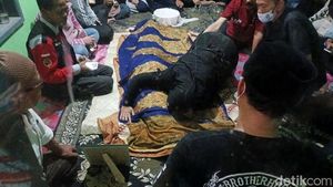 Isak Tangis Sambut Kedatangan Jenazah Nanay Berlyn di Cileunyi