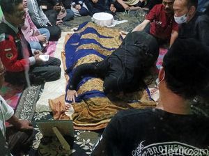 Isak Tangis Sambut Kedatangan Jenazah Nanay Berlyn di Cileunyi Isak Tangis Sambut Kedatangan Jenazah Nanay Berlyn di Cileunyi