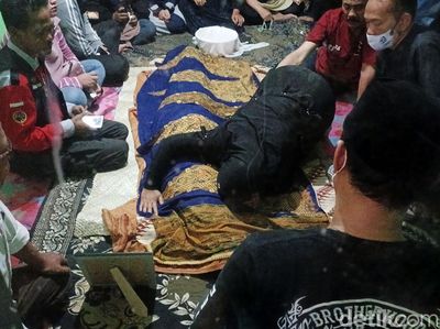 Isak Tangis Sambut Kedatangan Jenazah Nanay Berlyn di Cileunyi