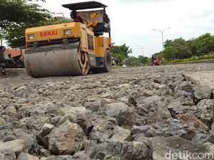 Jalan ke Wisata Anyer yang Betonnya Retak-retak Mulai Diperbaiki