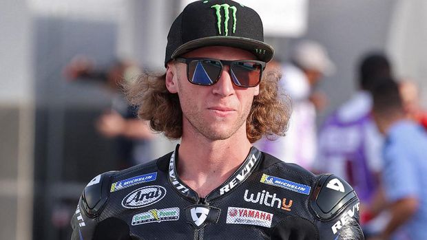 Jelang MotoGP Qatar 2022 Yamaha RNF MotoGP Team's South African rider Darryn Binder walks ahead of the Qatar MotoGP Grand Prix at the Losail International Circuit on the outskirts of Qatar's capital Doha on March 3, 2022. (Photo by KARIM JAAFAR / AFP)