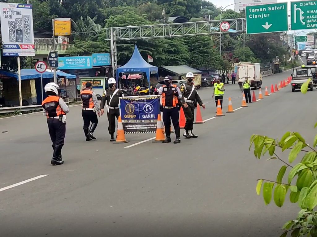 Polisi Mulai Berlakukan Ganjil-Genap di Simpang Gadog, Begini Suasananya