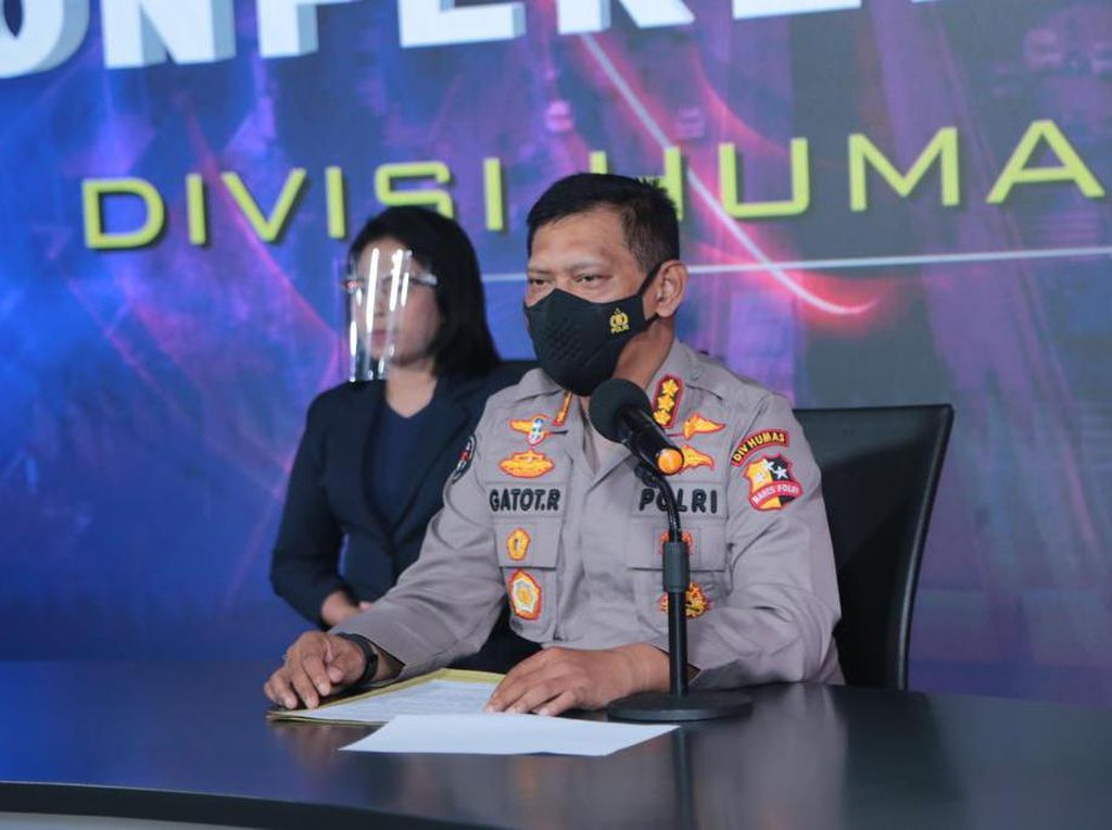 Polri Serahkan 3 Kontainer Barang Bukti Kasus Ferdy Sambo ke Kejagung Polri Serahkan 3 Kontainer Barang Bukti Kasus Ferdy Sambo ke Kejagung