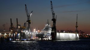 Fix! Kapal Miliarder Rusia yang Disita Jerman Tertahan di Hamburg
