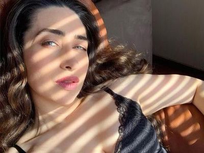 Potret Karisma Kapoor Tahun 1990-an dan 2022, Awet Muda Banget!