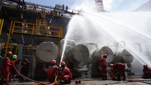 Potret Kebakaran Kilang Pertamina Balikpapan