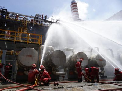 Potret Kebakaran Kilang Pertamina Balikpapan