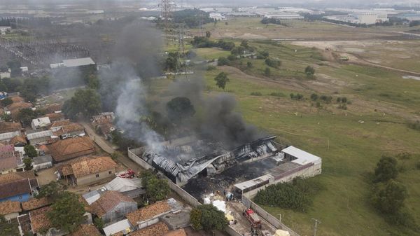 Foto-foto Pabrik Pengolahan Limbah di Cikarang Terbakar