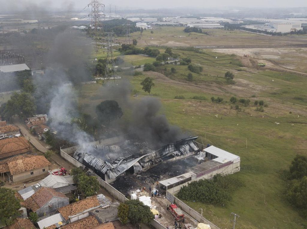Foto-foto Pabrik Pengolahan Limbah di Cikarang Terbakar