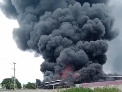 Kebakaran Besar Melanda Gudang Limbah Styrofoam di Cikarang Pusat Bekasi