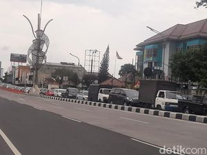 Antrean Kendaraan Menumpuk di Flyover Purwosari Solo