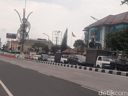 Antrean Kendaraan Menumpuk di Flyover Purwosari Solo