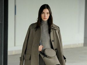 10 Koleksi Victoria Beckham Untuk Musim Gugur 2022, Bergaya Elegan