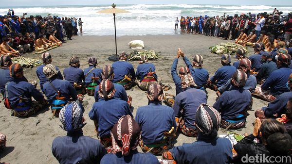 Kraton Yogya Gelar Labuhan Alit Peringati Bertahtanya Sultan HB X