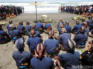 Kraton Yogya Gelar Labuhan Alit Peringati Bertahtanya Sultan HB X