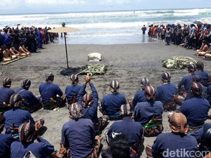 Peringatan Jumenengan Sultan HB X, Keraton Gelar Labuhan di Parangkusumo Peringatan Jumenengan Sultan HB X, Keraton Gelar Labuhan di Parangkusumo