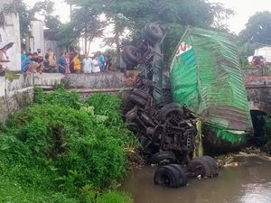 Truk Kontainer Terjun ke Sungai Purwodadi Pasuruan, Tiga Orang Luka