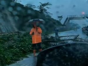 Tol Semarang-Solo Tertimbun Longsor, Lalu Lintas Terganggu Tol Semarang-Solo Tertimbun Longsor, Lalu Lintas Terganggu