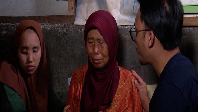 Demi Bisa Makan, Keluarga Mak Enih Banting Tulang di Tengah Keterbatasan