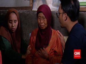 Demi Bisa Makan, Keluarga Mak Enih Banting Tulang di Tengah Keterbatasan