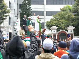 Orasi Berapi-api Menantu Rizieq saat Demo Tolak Aturan Toa Masjid Orasi Berapi-api Menantu Rizieq saat Demo Tolak Aturan Toa Masjid