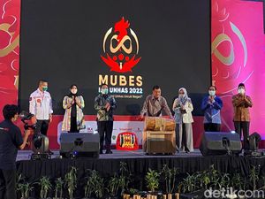 Rektor Pamer Prestasi di Arena Mubes IKA Unhas Rektor Pamer Prestasi di Arena Mubes IKA Unhas