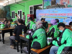 Ojol di Jombang Bagi Stiker Kampanyekan Keselamatan Lalin