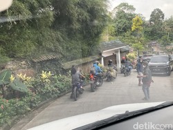 Berapa Keuntungan Pak Ogah Jalan Tikus Puncak?