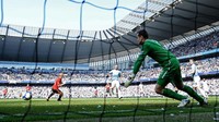 Tandukan Scholes saat injury time membuat Man United pulang dari markas Man City dengan kemenangan 1-0. Foto: Getty Images/Laurence Griffiths