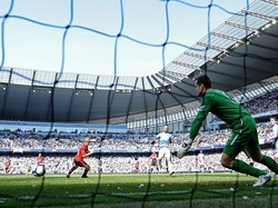 Tandukan Scholes saat injury time membuat Man United pulang dari markas Man City dengan kemenangan 1-0. Foto: Getty Images/Laurence Griffiths