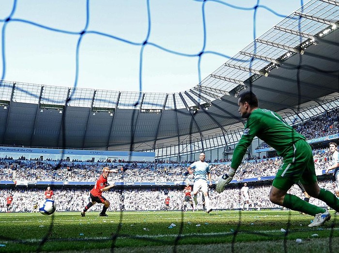 MANCHESTER, ENGLAND - APRIL 17:  Paul Scholes of Manchester United scores the winning goal during the Barclays Premier League match between Manchester City and Manchester United at the City of Manchester Stadium on April 17, 2010 in Manchester, England.  (Photo by Laurence Griffiths/Getty Images)