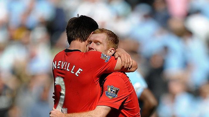 Paul Scholes, Gary Neville, Derby Manchester MANCHESTER, ENGLAND - APRIL 17: Paul Scholes of Manchester United is embraced by team mate Gary Neville after scoring the winning goal during the Barclays Premier League match between Manchester City and Manchester United at the City of Manchester Stadium on April 17, 2010 in Manchester, England. (Photo by Laurence Griffiths/Getty Images)