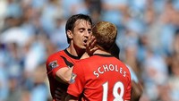 Para pemain MU pun suka cita merayakan. Tak terkecuali Gary Neville. Foto: Getty Images/Laurence Griffiths