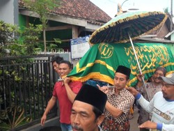 Haru Selimuti Pemakaman Petinju Nasional Hero Tito