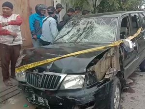 Ini Penampakan Mobil yang Dirusak Massa Gegara Tabrak Lari Ini Penampakan Mobil yang Dirusak Massa Gegara Tabrak Lari
