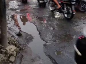 Warga Minta Pemkot Depok Perbaiki Jalan Pengasinan yang Rusak