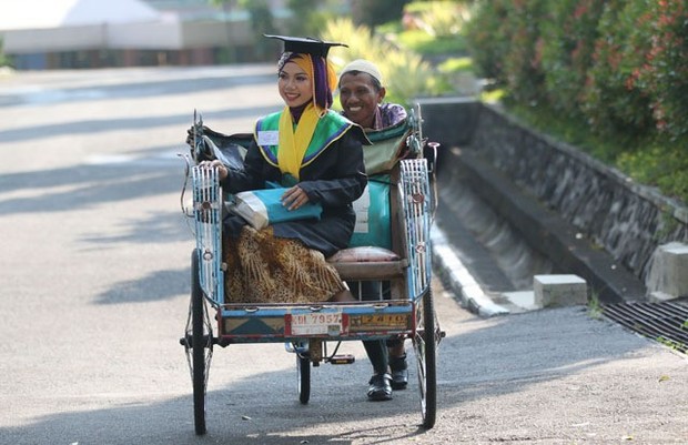 Raeni Diantar Dengan Becak Ayahnya Saat Wisuda/Foto : news.detik.com/Humas Unnes