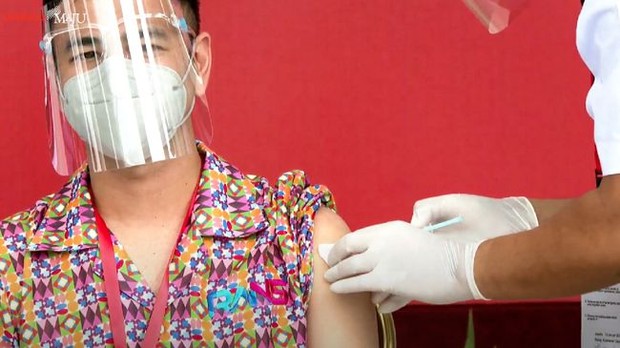 Salah satu selebriti yang mendapat vaksin bersama presiden adalah Raffi Ahmad