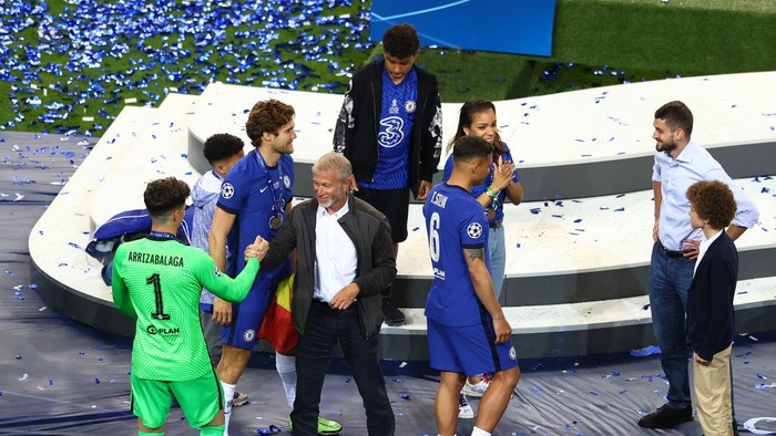 PORTO, PORTUGAL - MAY 29: Chelsea FC owner, Roman Abramovich interacts with Kepa Arrizabalaga of Chelsea after winning the UEFA Champions League Final between Manchester City and Chelsea FC at Estadio do Dragao on May 29, 2021 in Porto, Portugal. (Photo by Michael Steele/Getty Images)