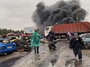 Warga Ukraina Lawan Pasukan Rusia, Blokade Akses PLTN Terbesar Eropa Warga Ukraina Lawan Pasukan Rusia, Blokade Akses PLTN Terbesar Eropa